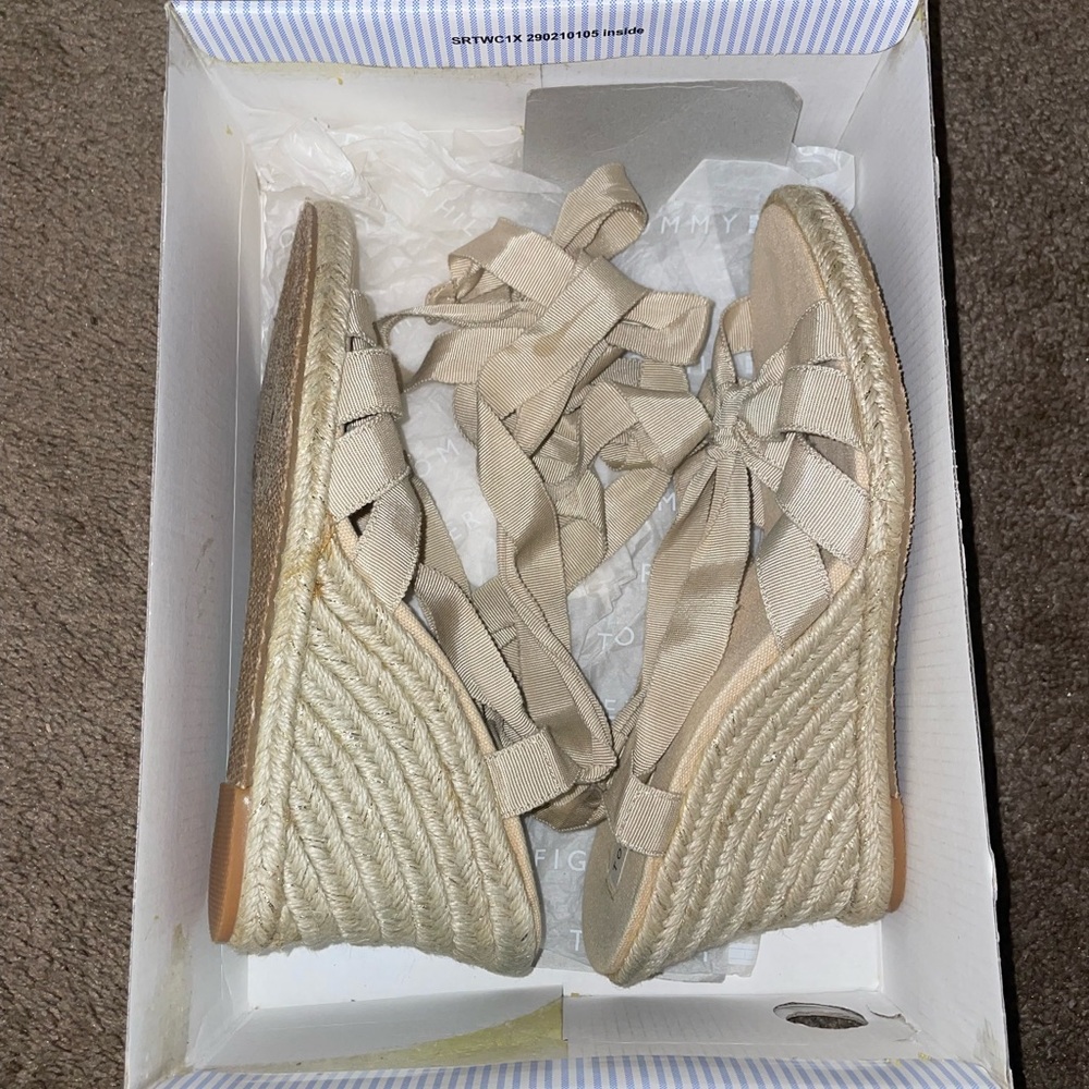 8 1/2 Tan Tommy Hilfiger Wrap-up Wedges